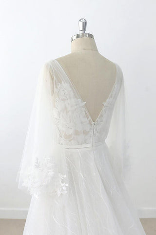 Vestido de novia largo de corte A, escote en V, apliques de encaje, tul y espalda descubierta con mangas, con mangas y escote en V.