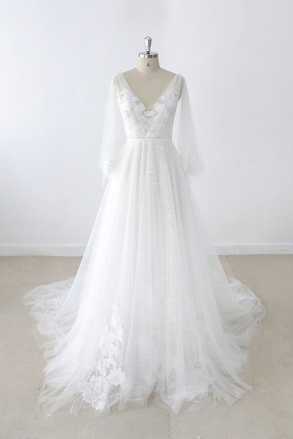 Robe de mariée longue trapèze en tulle, dos nu, ornée d'appliqués de dentelle et de manches, avec col en V et décolleté en A.