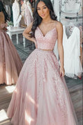 Vestido de fiesta de dos piezas de corte A, escote en V, apliques, encaje y tul.