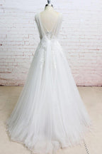 Robe de mariée longue trapèze en tulle et dentelle à col en V ornée d'appliques