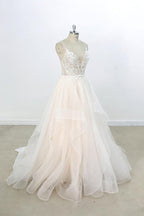 Vestido de novia largo de corte A con escote en V, apliques de encaje y tul