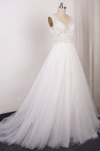 Vestido de novia largo de corte A con escote en V, apliques de encaje y tul