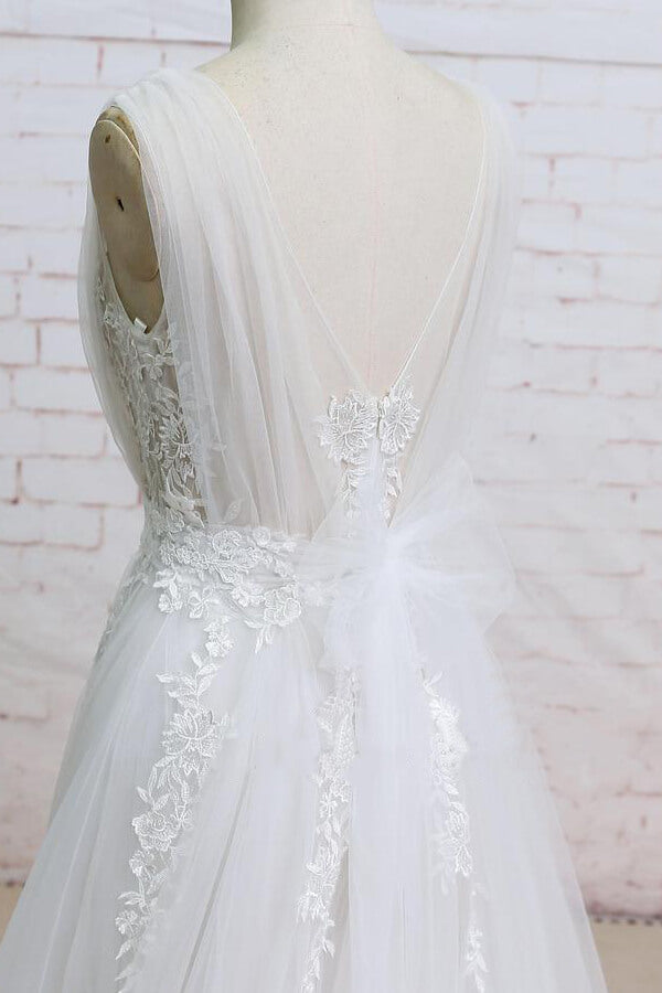 Robe de mariée longue trapèze en tulle et dentelle à col en V ornée d'appliques