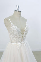 Vestido de novia largo de corte A con escote en V, apliques de encaje y tul