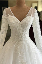 Robe de mariée longue en tulle et dentelle, coupe trapèze, col en V et manches