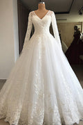 Robe de mariée longue en tulle et dentelle, coupe trapèze, col en V et manches