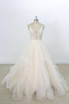 Vestido de novia largo de corte A con escote en V, apliques de encaje y tul