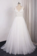 Vestido de novia largo de corte A con escote en V, apliques de encaje y tul