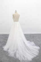 Vestido de novia largo de corte A, escote en V, espalda descubierta, apliques de encaje y tul