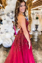 Robe de soirée longue trapèze en tulle et dentelle, dos nu, col en V et fente.