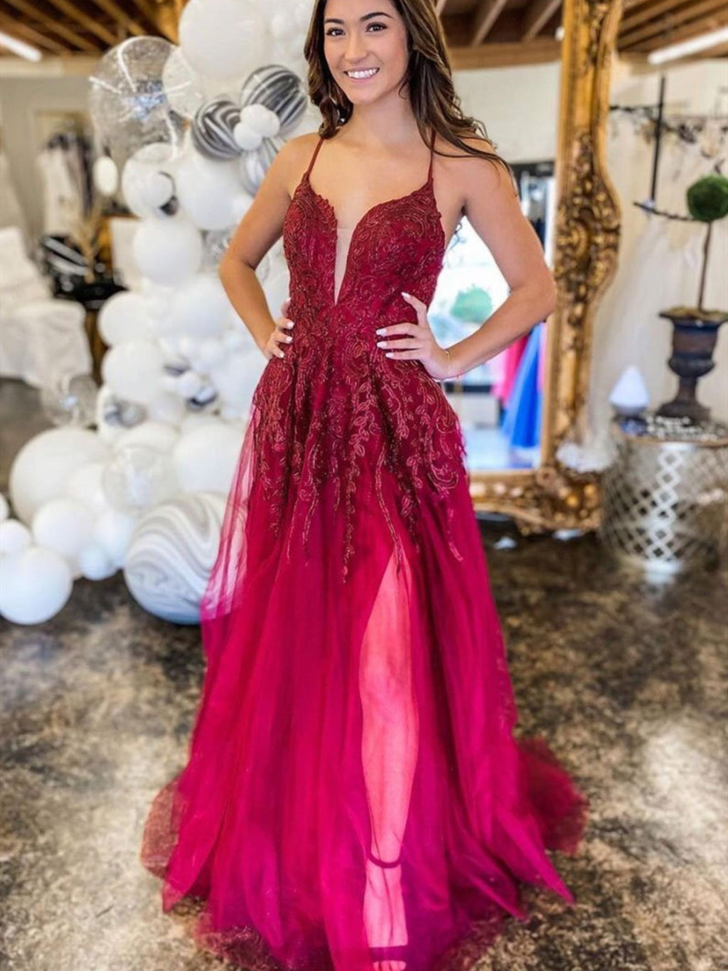 Robe de soirée longue trapèze en tulle et dentelle, dos nu, col en V et fente.