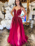 Robe de soirée longue trapèze en tulle et dentelle, dos nu, col en V et fente.