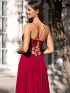 Robe de bal longue trapèze en mousseline, dos nu et dentelle, avec fente, col en V et décolleté en V.
