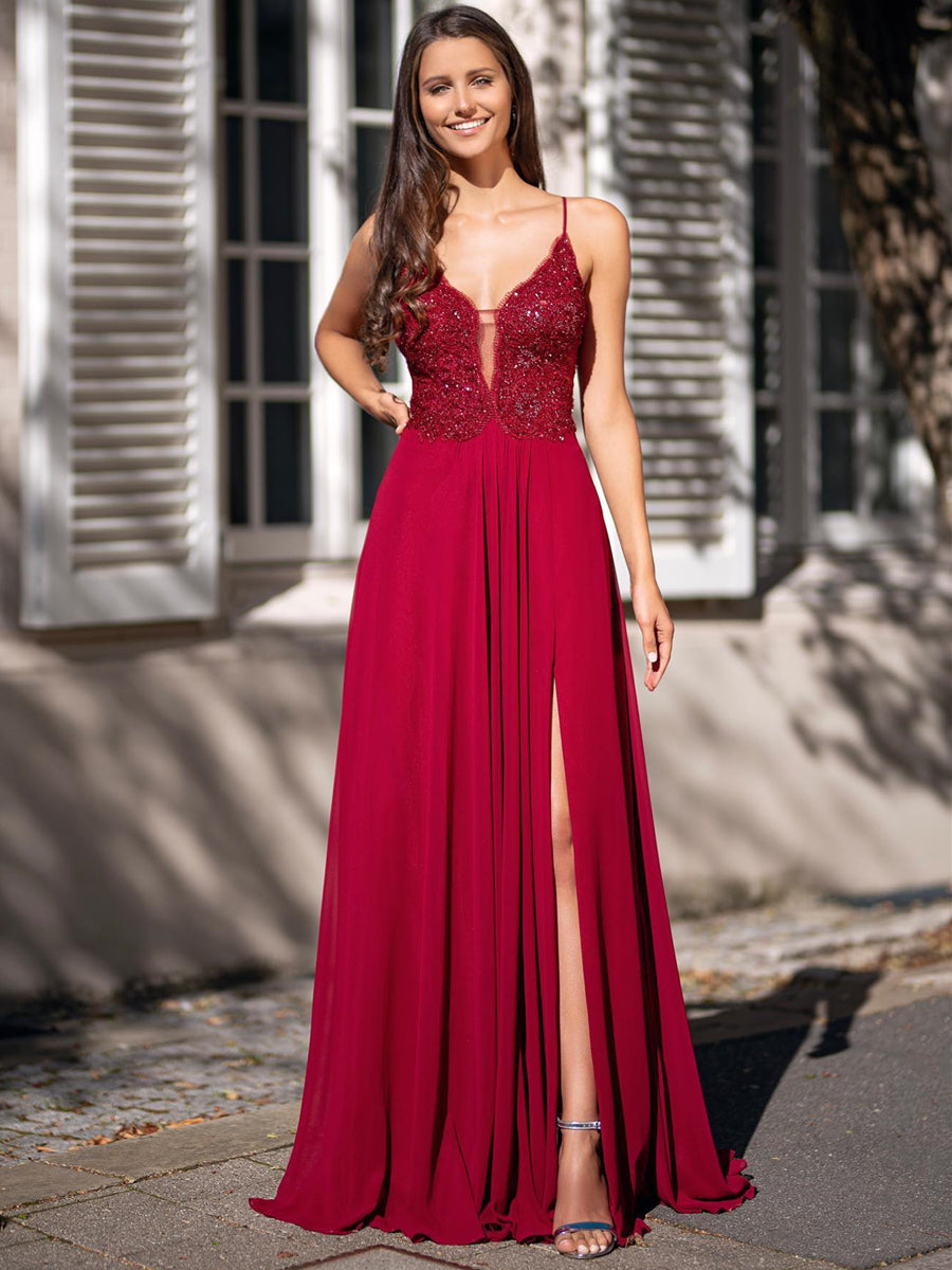 Robe de bal longue trapèze en mousseline, dos nu et dentelle, avec fente, col en V et décolleté en V.