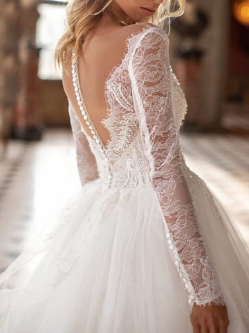 Vestidos de novia largos de corte A, escote en V, cola de corte, encaje, tul, espalda descubierta y mangas, con encaje y tul.