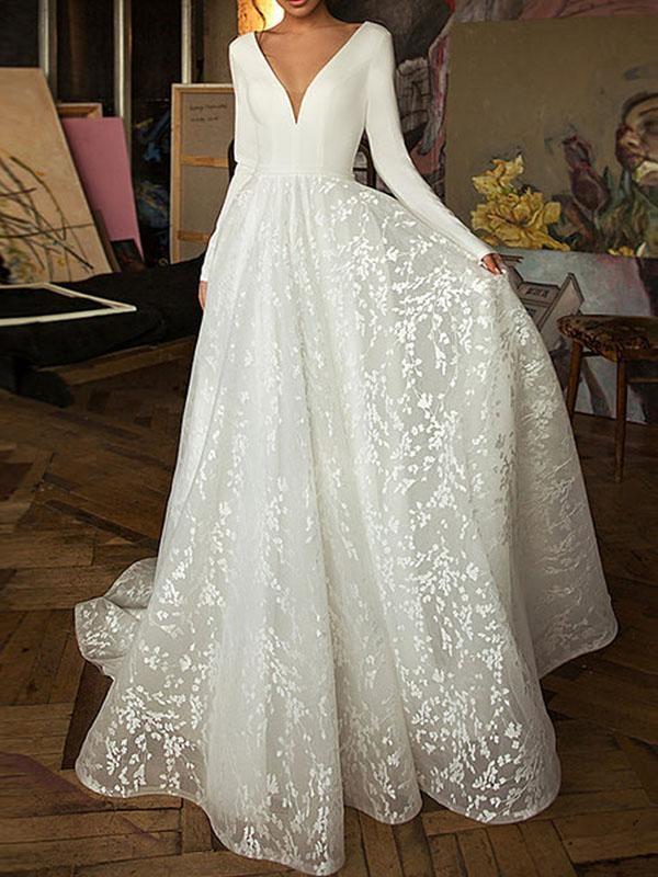 Robe de mariée longue en satin et dentelle, coupe trapèze, col en V, boutons recouverts et manches