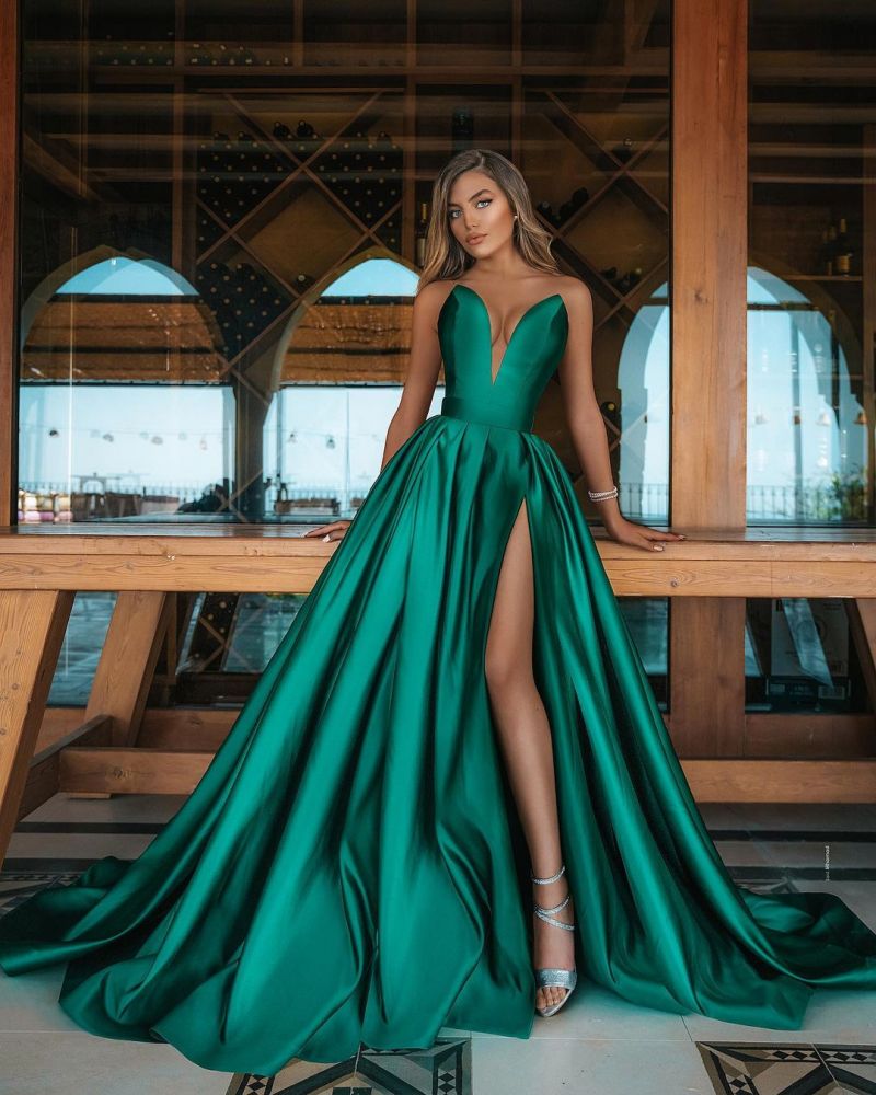 Vestido de fiesta largo verde esmeralda de corte A con escote en V y abertura