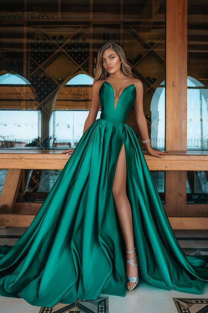 Vestido de fiesta largo verde esmeralda de corte A con escote en V y abertura