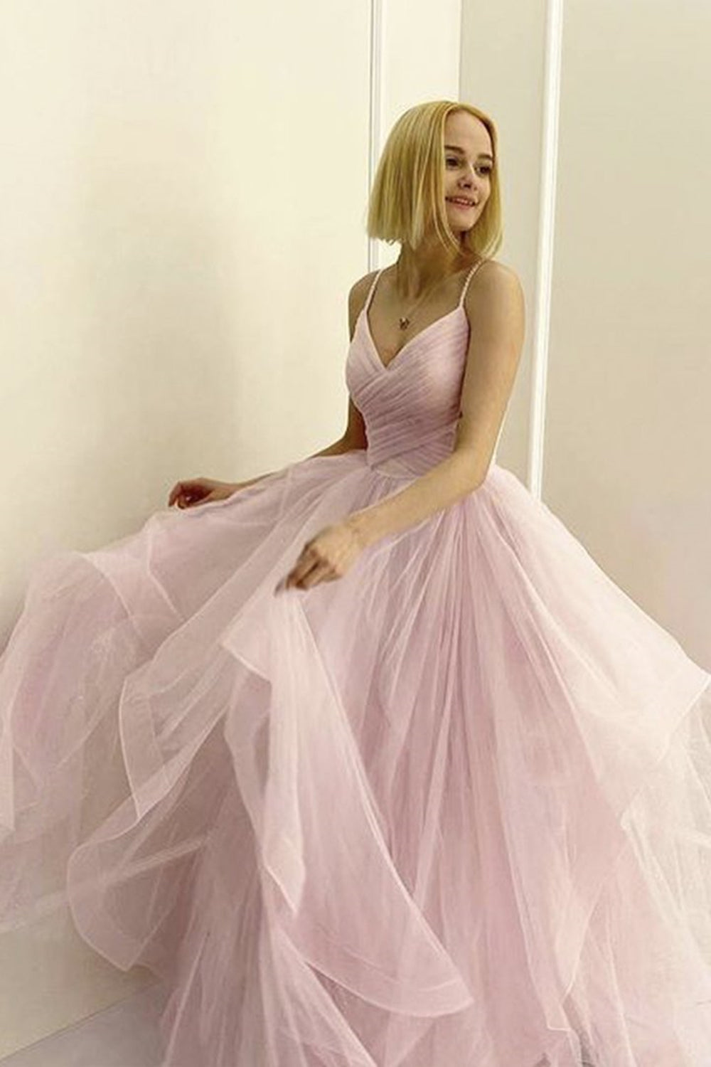 Vestidos de fiesta largos de tul esponjoso con escote en V y corte en A, color rosa.
