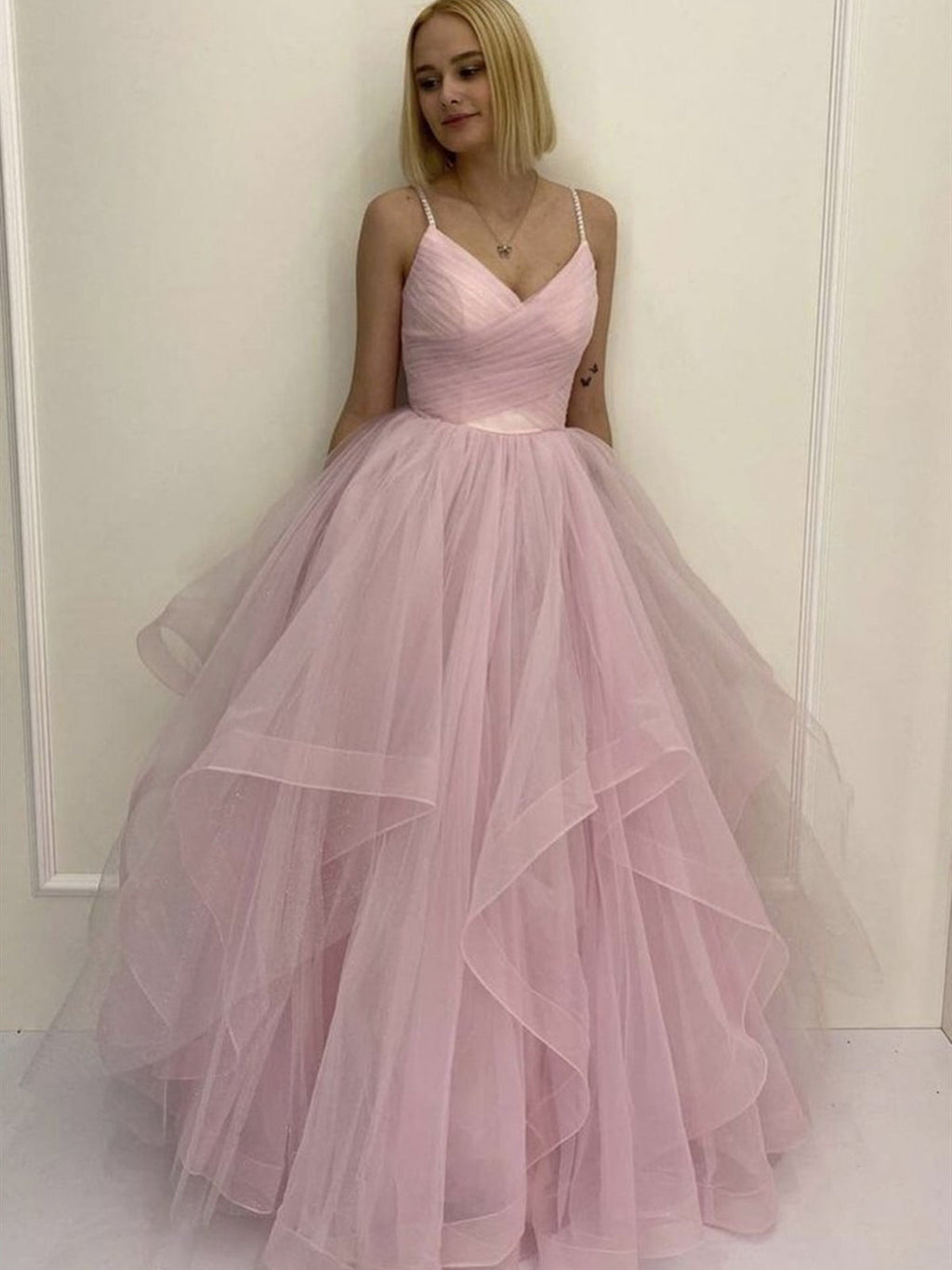Vestidos de fiesta largos de tul esponjoso con escote en V y corte en A, color rosa.