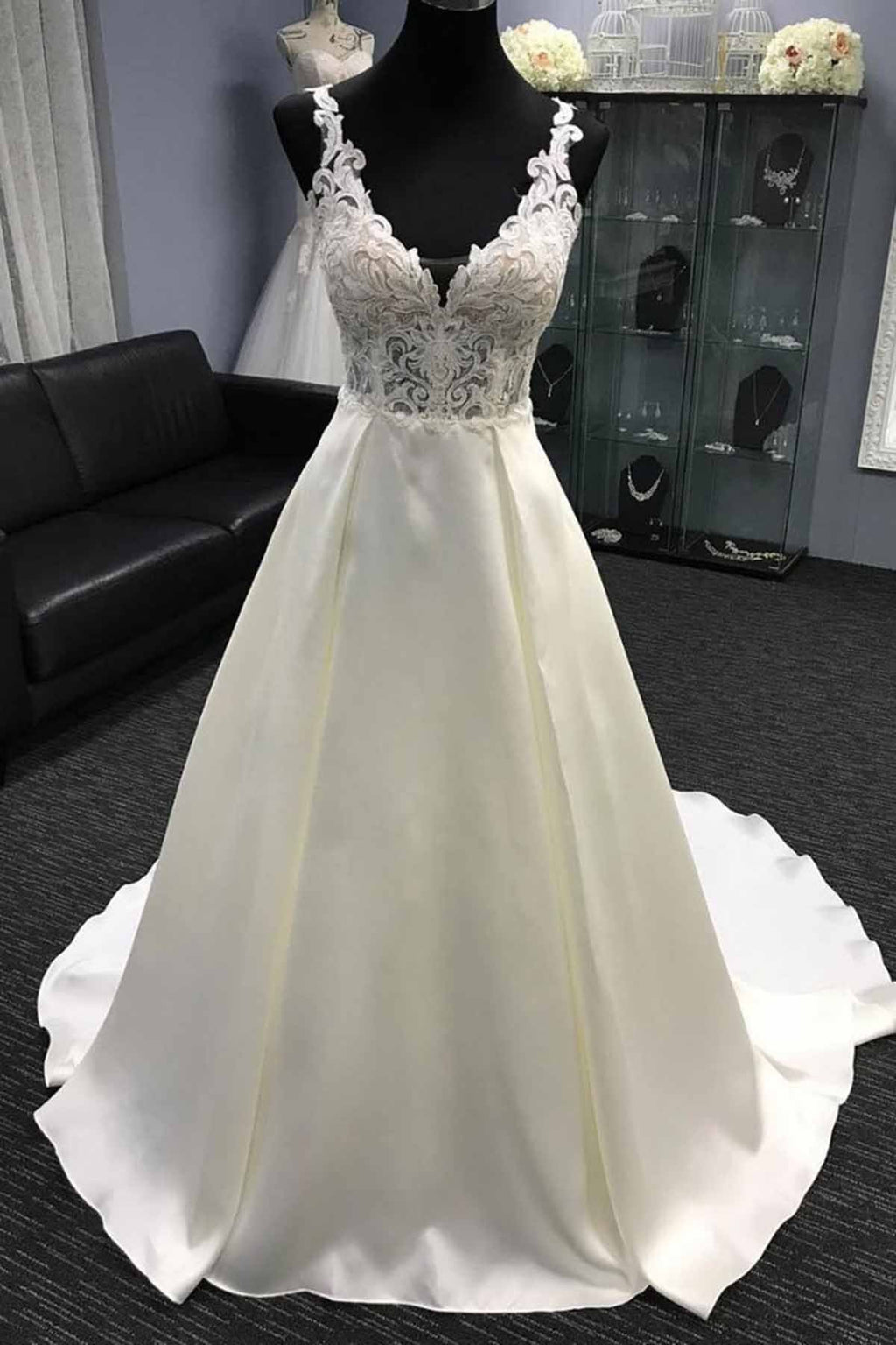 Robe de mariée longue en satin, coupe trapèze, col V et dos nu