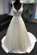 Robe de mariée longue en satin, coupe trapèze, col V et dos nu