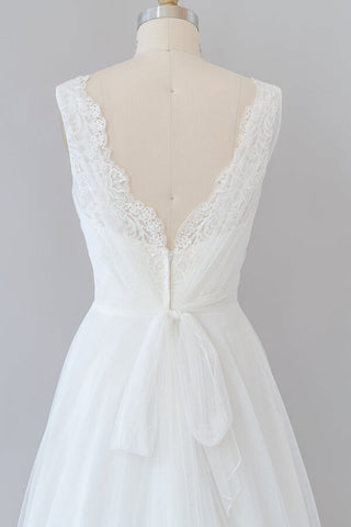 Vestido de novia largo de corte A, escote en V, encaje y tul sin espalda