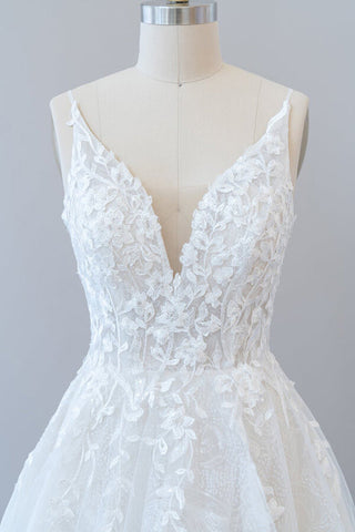 Vestido de novia largo de corte A, escote en V, espalda descubierta, apliques de encaje y tul