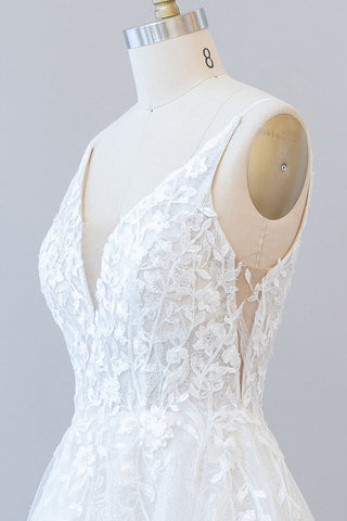 Vestido de novia largo de corte A, escote en V, espalda descubierta, apliques de encaje y tul