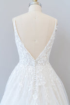Vestido de novia largo de corte A, escote en V, espalda descubierta, apliques de encaje y tul