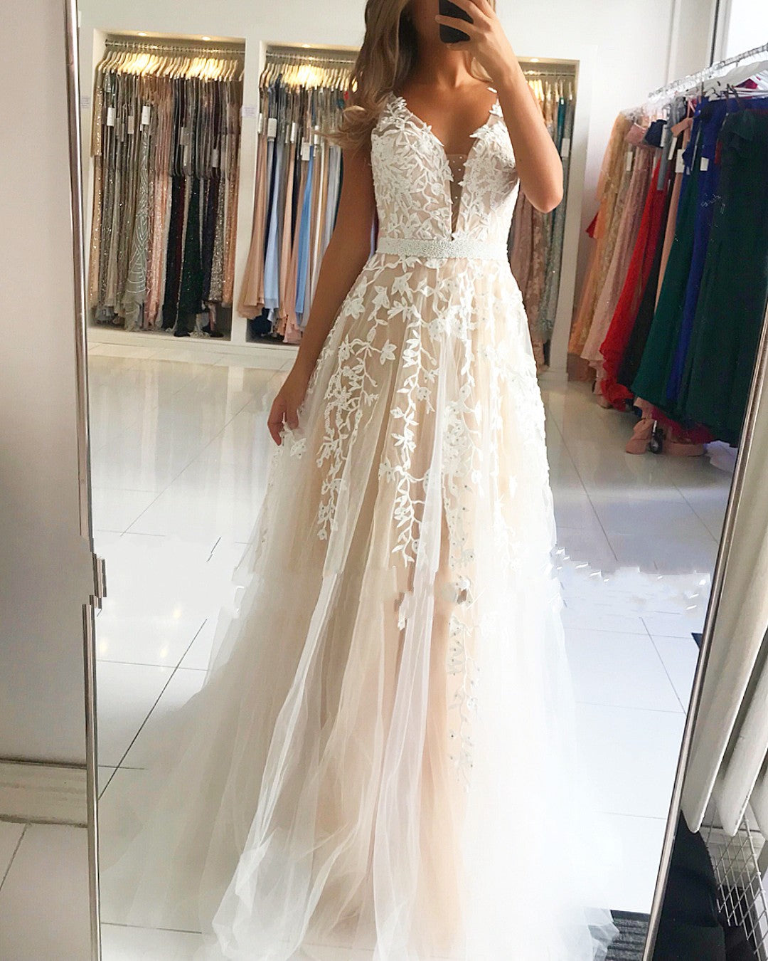 Robe de bal longue trapèze en tulle et dentelle, col en V et dos nu