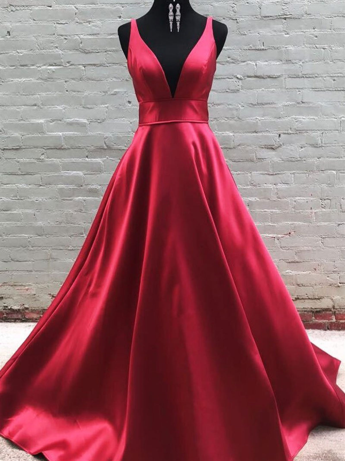 Robes de bal longues en satin à col en V