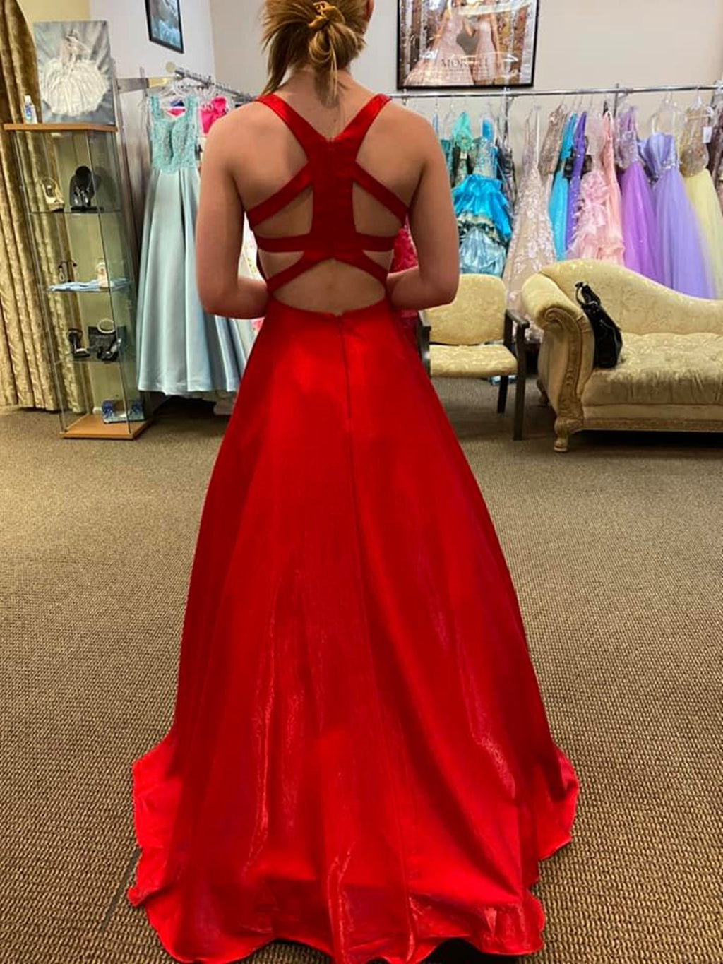 Robe de bal rouge longue en satin, dos nu, col en V et poches, coupe trapèze, idéale pour les remises de diplômes.