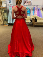 Robe de bal rouge longue en satin, dos nu, col en V et poches, coupe trapèze, idéale pour les remises de diplômes.