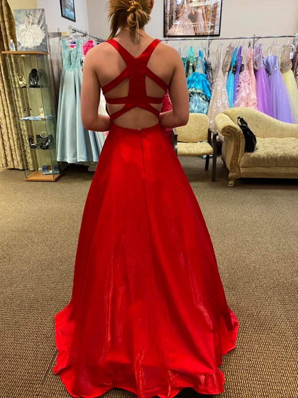Robe de bal rouge longue en satin, dos nu, col en V et poches, coupe trapèze, idéale pour les remises de diplômes.