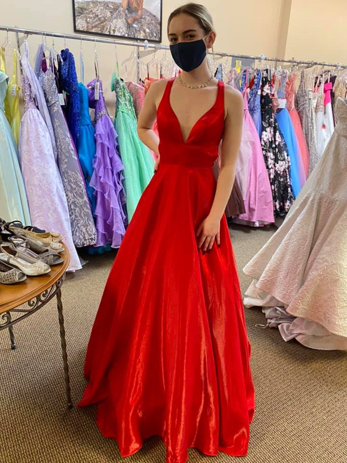 Robe de bal rouge longue en satin, dos nu, col en V et poches, coupe trapèze, idéale pour les remises de diplômes.