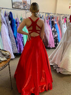 Robe de bal rouge longue en satin, dos nu, col en V et poches, coupe trapèze, idéale pour les remises de diplômes.