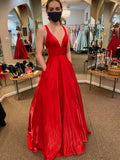 Robe de bal rouge longue en satin, dos nu, col en V et poches, coupe trapèze, idéale pour les remises de diplômes.