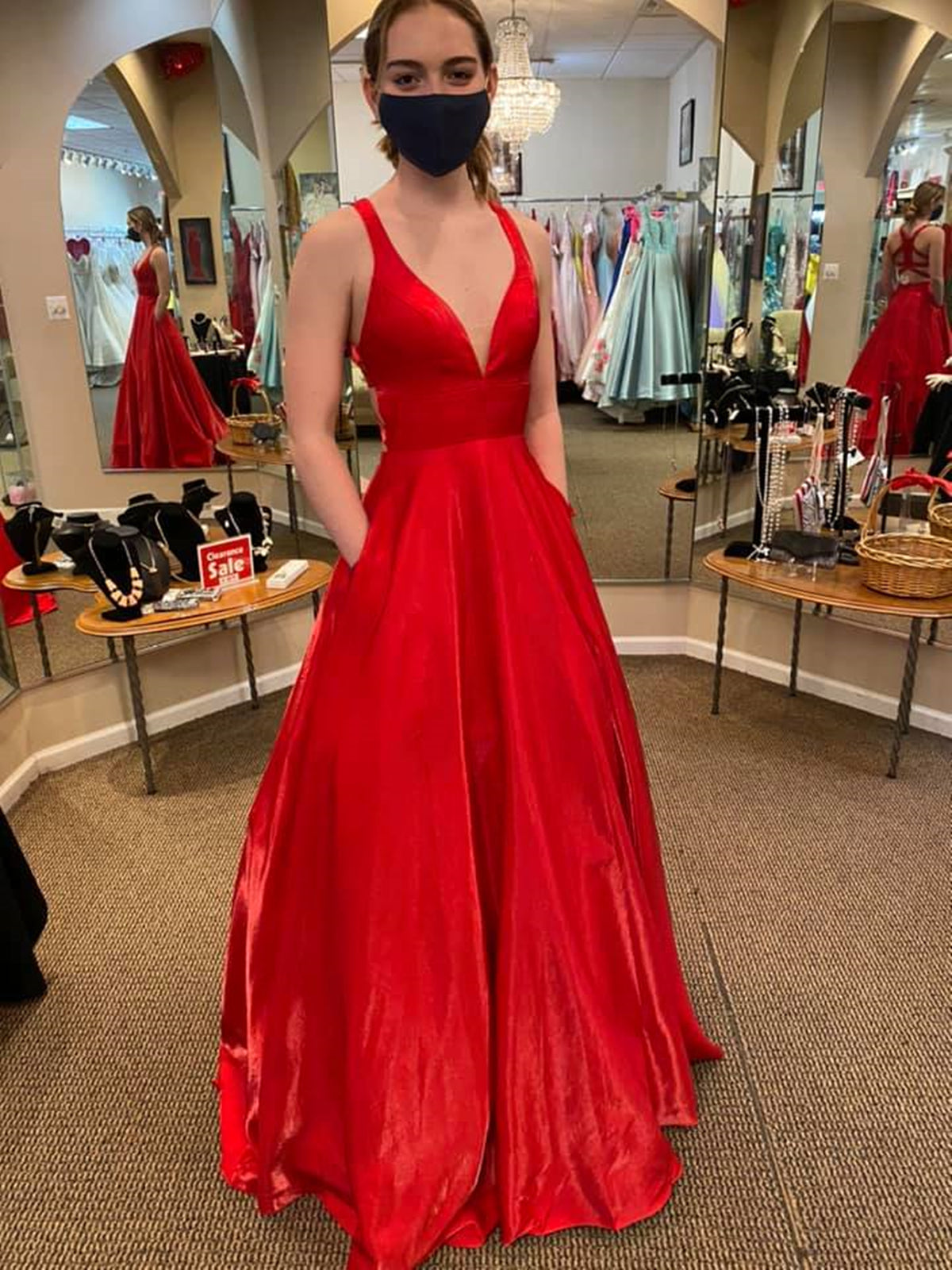 Robe de bal rouge longue en satin, dos nu, col en V et poches, coupe trapèze, idéale pour les remises de diplômes.