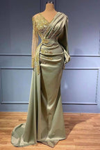 Vestido largo de sirena de satén con escote en V, corte en A y mangas, con cuentas y mangas.