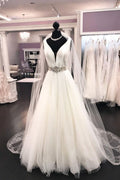 Robe de mariée longue en satin et tulle, coupe trapèze, col en V