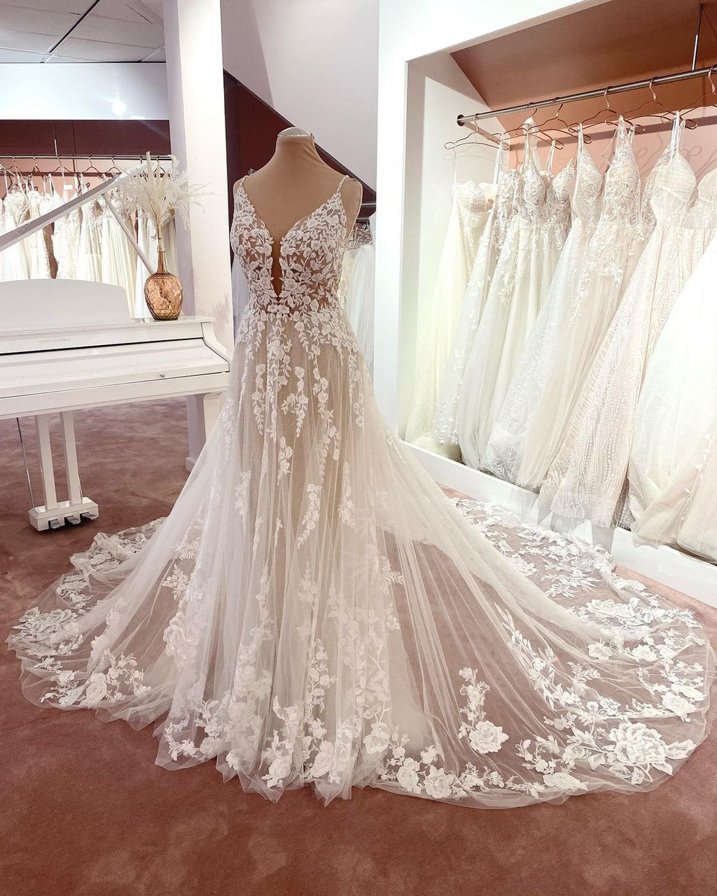 Vestidos de novia bohemios largos de corte bohemio, sin mangas, con escote en V y escote en A, de encaje floral y tul.