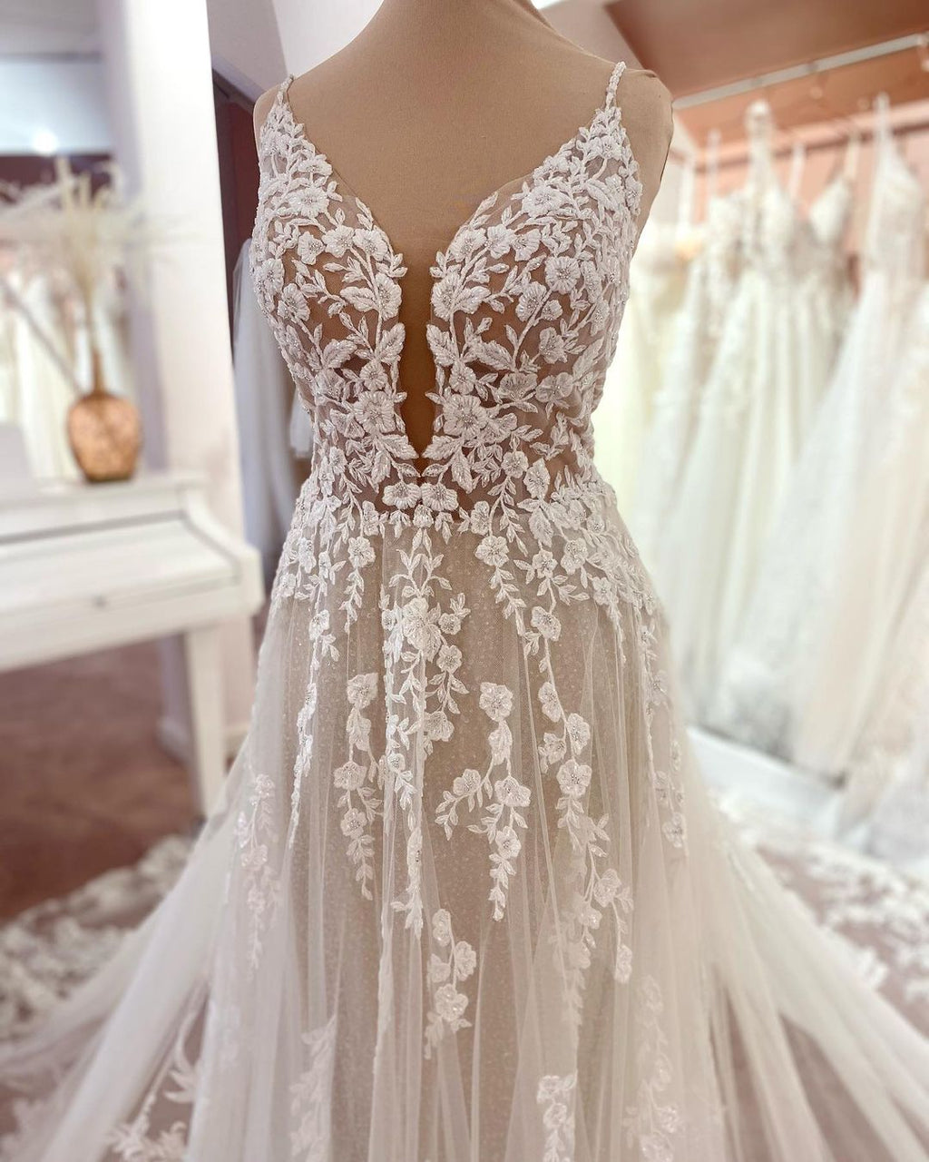 Vestidos de novia bohemios largos de corte bohemio, sin mangas, con escote en V y escote en A, de encaje floral y tul.