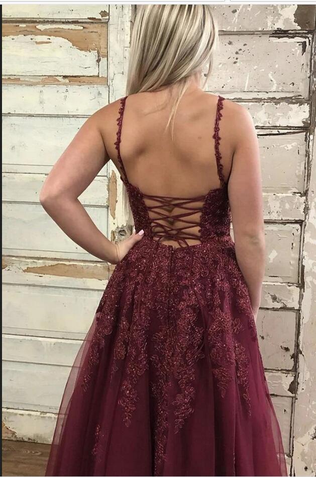 Vestido de fiesta largo de corte A, escote en V, tirantes finos, espalda descubierta, apliques de encaje y tul.