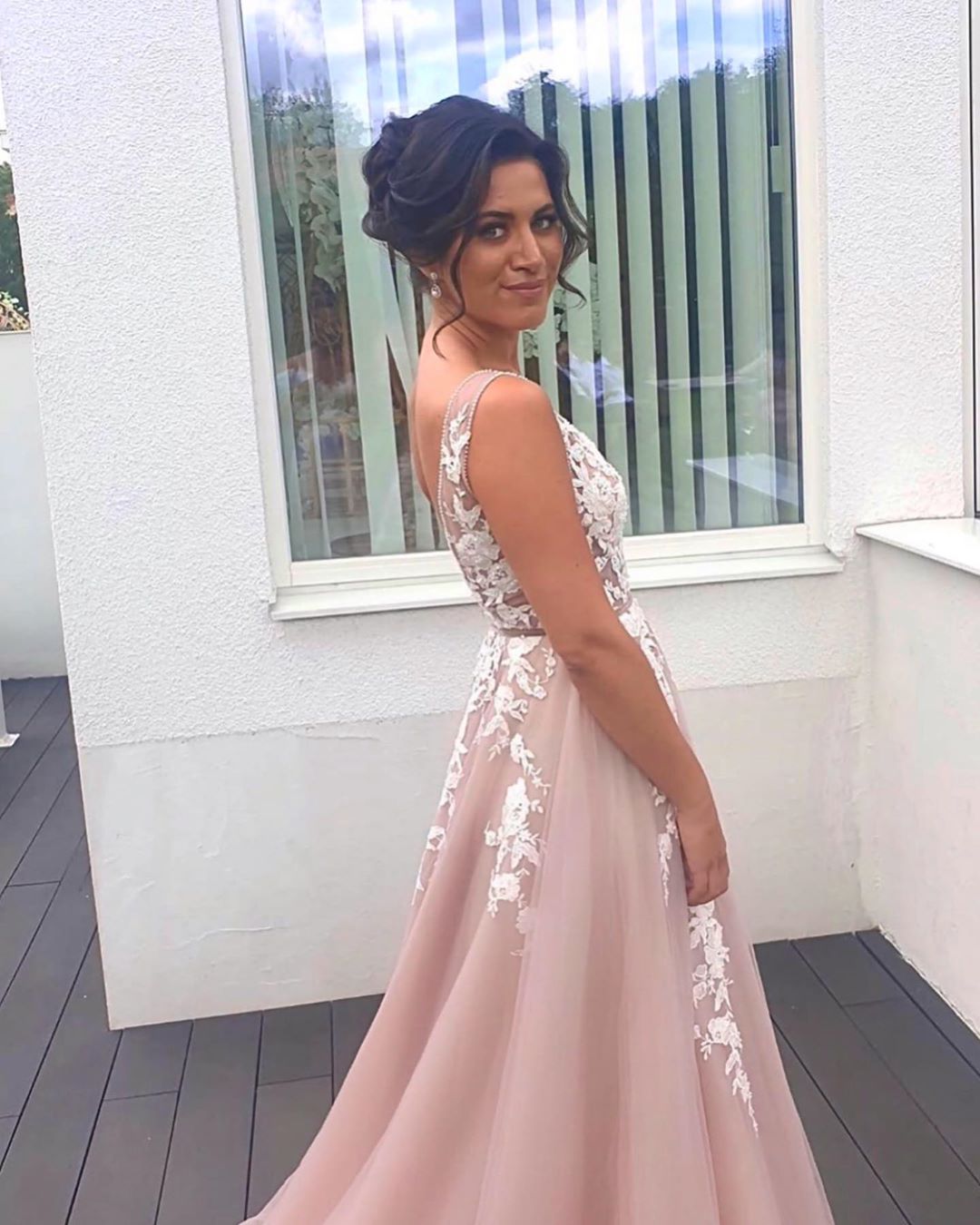 Vestido de fiesta largo de corte A, escote en V, tirantes finos, espalda descubierta, apliques de encaje y tul.