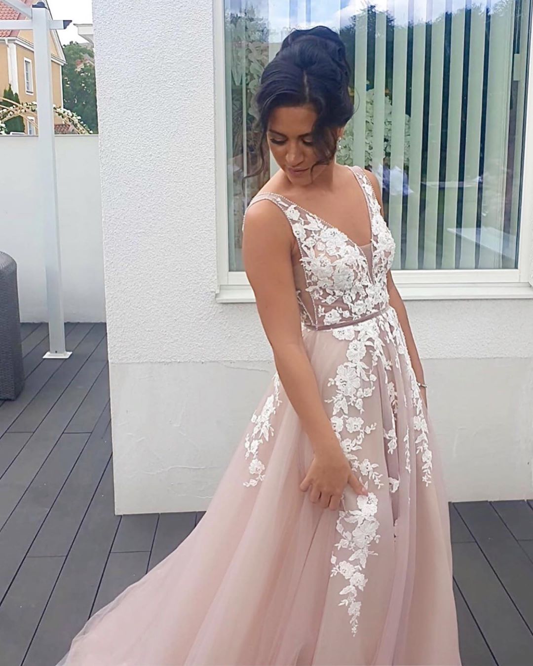 Vestido de fiesta largo de corte A, escote en V, tirantes finos, espalda descubierta, apliques de encaje y tul.