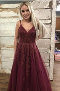 Vestido de fiesta largo de corte A, escote en V, tirantes finos, espalda descubierta, apliques de encaje y tul.
