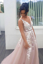 Vestido de fiesta largo de corte A, escote en V, tirantes finos, espalda descubierta, apliques de encaje y tul.