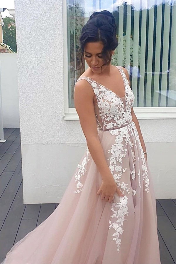 Vestido de fiesta largo de corte A, escote en V, tirantes finos, espalda descubierta, apliques de encaje y tul.