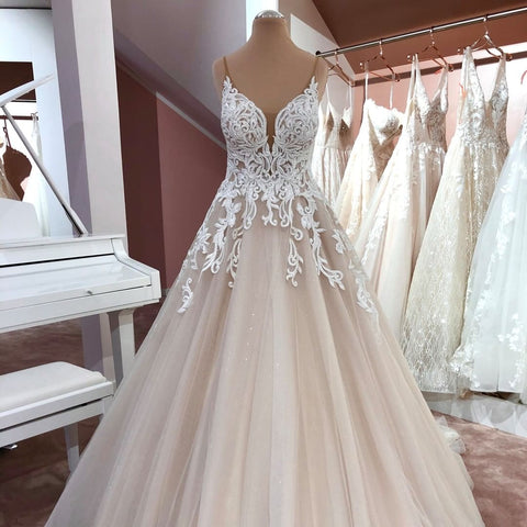 Vestido de novia largo de corte A, escote en V, tirantes finos, espalda descubierta, apliques de encaje y tul